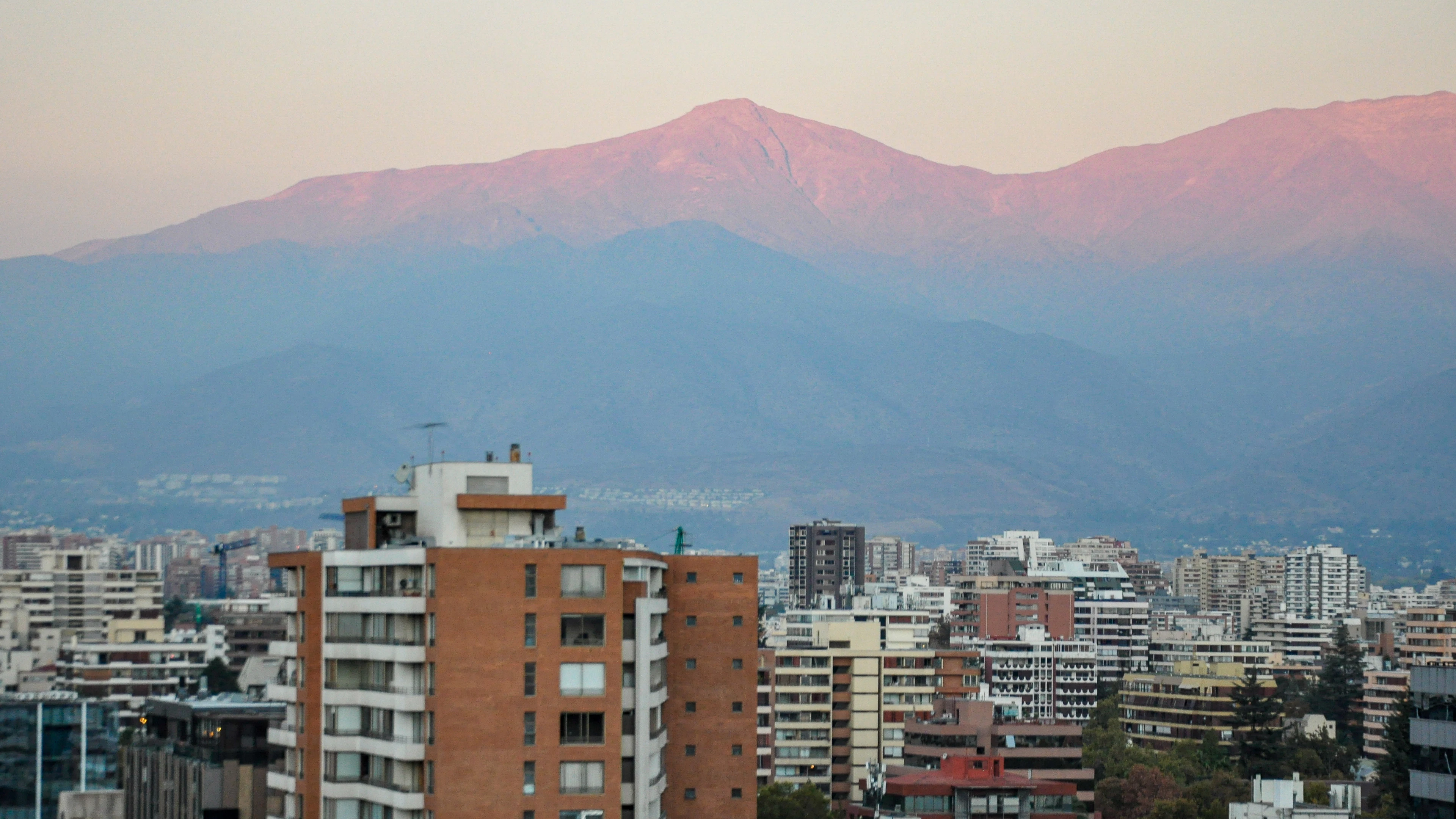 Distrito financiero contemporáneo al atardecer
